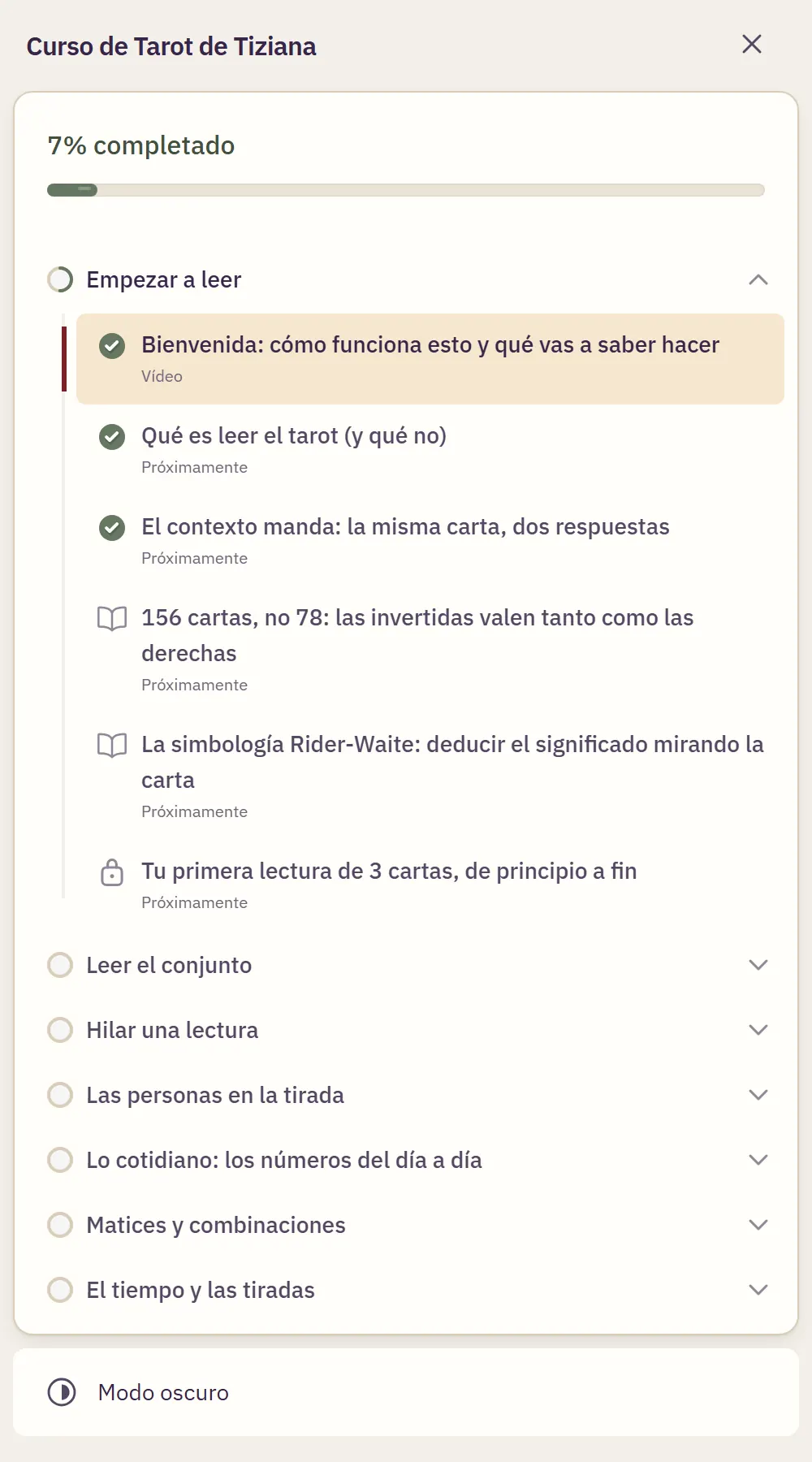 Ayuda del curso 9 El índice de la lección en el móvil: módulos y lecciones, con «Próximamente» en las que aún no están, y el botón «Modo oscuro».
